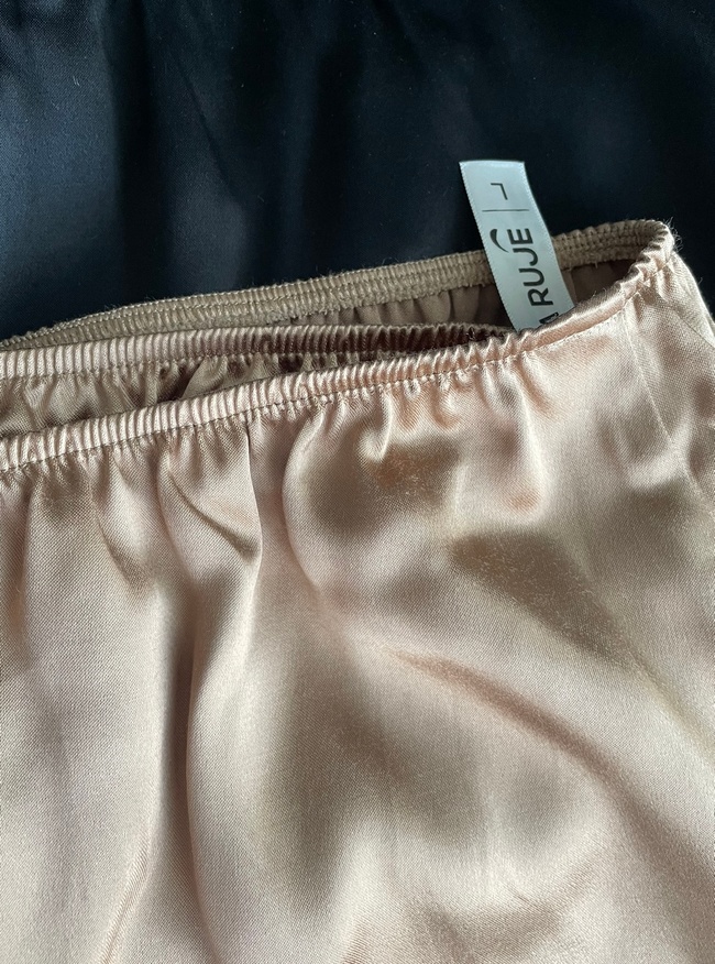 Elongated caramel shorts against thigh rubbing with inserts, M