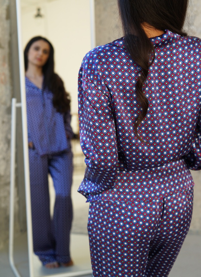 Pajama-style suit with purple diamond print edging, S