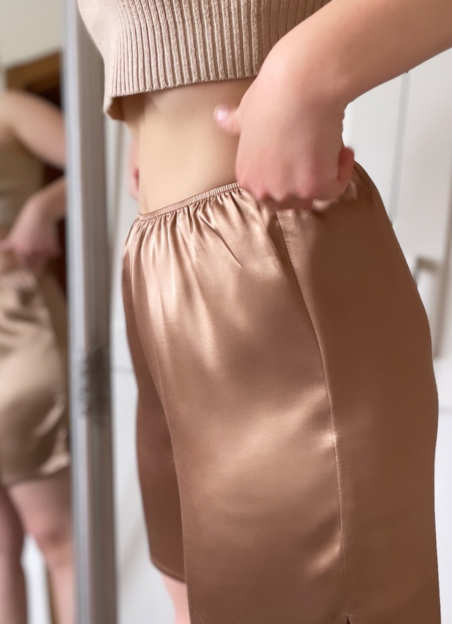 Elongated caramel shorts against thigh rubbing with inserts, M